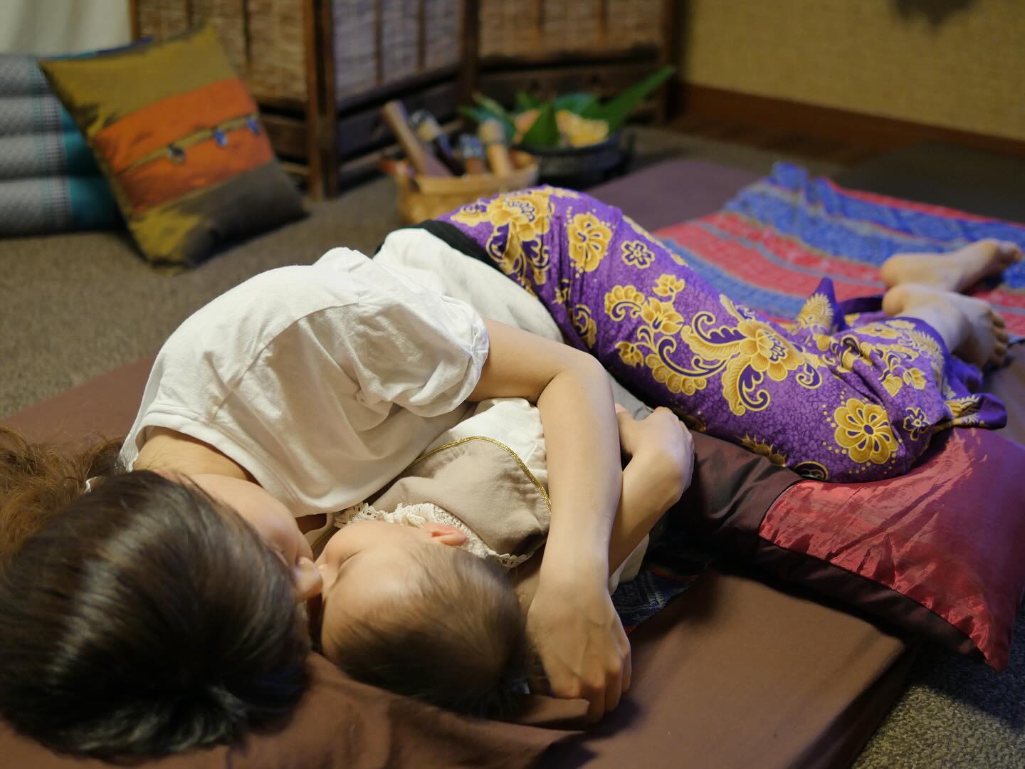 産後ユーファイ──直訳すると「火のそばで」この“火”とは、温もりであり、エネルギーの源であり、心と体をじんわり灯す、内なるあかり。少なすぎても燃え尽きてしまうし、強すぎても自分を焦がしてしまう。だからこそ「ちょうどよく」保つことがとても大切。ちょうどよくたもち、産後の身体の戻りをサポートします。出産後、女性の心と体は大きくゆらぎます。ホルモンバランスだけじゃない、慣れない育児の不安、まとまらない睡眠、嬉しいはずなのに、どこかぽつんと感じることも。SNSを開けば、がんばってる誰かと比べてしまったり、「私はちゃんとできてるのかな」と心がザワついたり。産後ケアにうかがって必ずお伝えすることなーんにも考えなくていいんです。赤ちゃんのことだけして、あとはまわりに頼って、甘えてください。「自分がやらなきゃ」も、「もう動かなきゃ」も、一回ぜーんぶ置いて、昼でも朝でも、とにかく、寝ましょう。火を絶やさないためには、まずお母さんの灯りを守り、ゆっくりともとの身体へと戻るゆらゆらと、あたたかく、心地よく。ユーファイは、”ちょうどいい火”を守り、しっかりと内側から本来の自分へと導くことをお手伝いします。#関市#ユーファイ#産後ケア#岐阜県