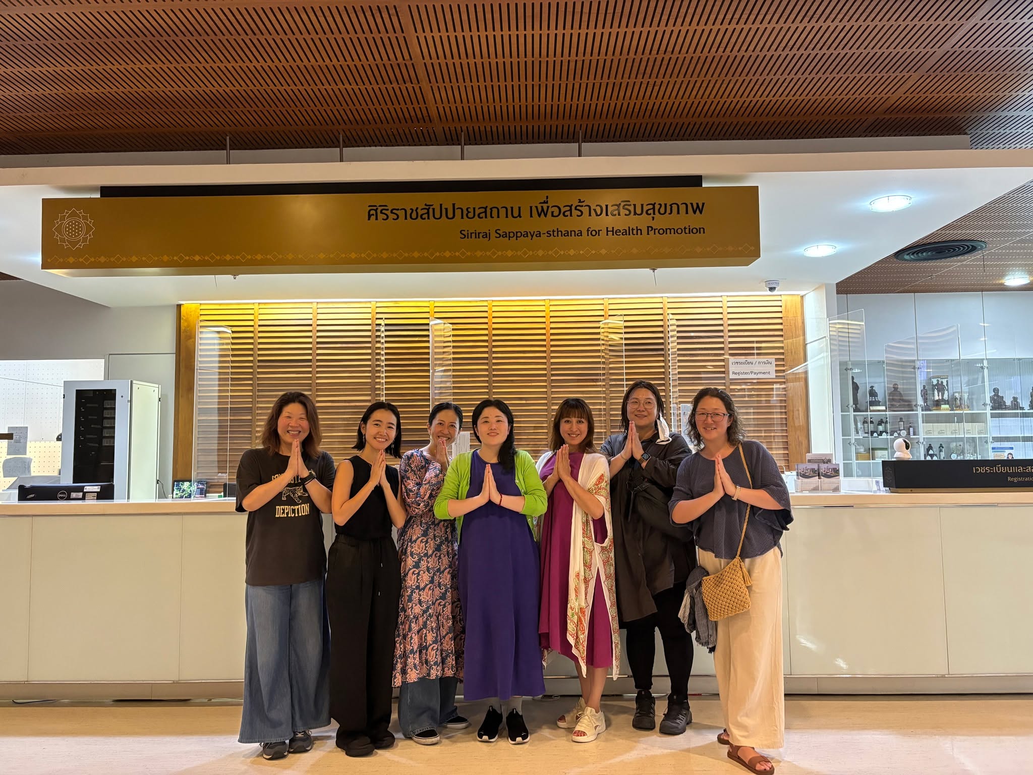 🇹🇭タイ伝統医学にふれる旅 🇹🇭2025.07.02-07-05︎︎︎︎︎︎︎︎︎︎︎︎︎︎︎︎︎︎︎︎︎シリラート大学病院では伝統医学と技の深さにふれてきました。タイ伝統医学と西洋医学の融合が唯一、WHO（世界保健機関）に認められているシリラート大学病院。まず、タイ伝統医学の父とも言われる**シヴァゴ師**に手を合わせ、今も生き続ける癒しの教えに感謝を込め伝統医学を提供する最上階へここでは、まず医師のカウンセリングが行われ、そのうえで、医師自身が行うタイマッサージを受けることができます。施術は、タイ古式の要ともいえるSEN（セン）＝エネルギーラインを、丁寧に、的確に、そしてちょうどいい圧で押さえていくもの。ただ“押す”のではなく、風の流れが乱れているところを、何度も、何度も、根気強く整えていく。まるで、体の中に詰まっていた道がすーっと開けるような、そんな感覚でした。このマッサージを行えるのは、「あぐらをかいて、自分の体を親指で浮かせることができる人」だけが伝統医師の学びに進めるというほど、力加減と集中力が求められる世界。そこには、ただ技術があるだけではなく、“流れる風を感じる力”と“たしかな鍛錬”を感じることができました。そのタッチのひとつひとつが、身体に語りかけてくるようで、受けながら思わず、私も自然と呼吸が深くなっていきました。この感覚。私自身が施術を行ううえでも、とても大切にしているものです。道ができると、薬効いっぱいのハーブボールでさらに巡りをよくしていきます️しっかりと感じたいと絶対寝ない決めていたのに、この時ばかりは知らぬ間に夢の中へと入ってしまいました。そして、その後には生ハーブを使った本格的なハーブサウナへ。扉を開けた瞬間、まず感じたのは、ふわっと立ち上る**バイマックルー（こぶみかんの葉）**の清々しい香り。その香りが鼻からすっと抜け、ただ温まるだけでなく、生のハーブから出る蒸気が肌や呼吸器にやさしく働きかけ、内側からじんわりと巡らせてくれます。普段汗をかけない女性も、しっかりと滝汗をかいてびっくりするほど肌のくすみがなくなっていました。「ちゃんと巡っている」そんな実感が、こんなにも心まで整えてくれるとは――と、感動した体験でした。施術の前後や間に血圧チェックもあり、低血圧だった女性は血圧が上がり血圧が高かった私自身はちょうどいいところに落ち着いて、伝統医療の素晴らしさを体感し、安心して過ごせるのも印象的でした。自分の手で、誰かの「流れ」を整えるということそれは、施術であり、対話であり、観察であり、心からの祈りでもあり、あらためて気づきを得た時間でした。次回は、念願のAbhaibhubejhr Hospital（อภัยภูเบศร）#タイ伝統医学 #バイマックルーの香り #ハーブサウナ #汗をかけない人にもおすすめ #Sunpayatiの学び #整えるって気持ちいい #関市サロン #ユーファイの原点から
