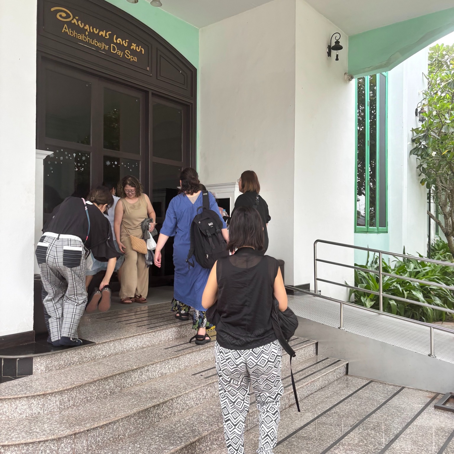🇹🇭伝統医療に触れる旅🇹🇭タイ伝統医療で「自分」を知る時間体質診断と施術体験 in アバイブーベ〜今回のアバイブーベでのメインテーマは“女性の健康と体質に合わせたケア”。まず最初に出てきたのは、ウェルカムドリンクのシャタバリ（Shatavari）ジュース。女性のバランスを整えると言われるハーブで100人の夫を持てるとか！？それがとにかく美味しくて、高麗人参と牛蒡のような食感その後、伝統医の先生による体質診断へ。私は「風の体質」問診ではすごく丁寧さと深掘りをしてくださるのが印象的で…「耳や鼻が弱くない？」（はい、疲れると耳が聞こえづらくなったり、副鼻腔炎によくなります）「腸の調子は？便秘は？」（便秘はそこまでないけど、腸は弱め）🍽️「食生活は？発酵食品と野菜を食べてる？」（発酵食品は少しずつ、野菜はほぼボイルしたものを…キャベツは千切りで食べてます）すると先生は、私の今の体の状態に合わせて生野菜は避けて、温野菜を中心にとアドバイス。風の体質の私は今冷えやすく、また必要な栄養が出てしまっている！また、巡りが滞りやすいからとのこと。そして、火を燃やし熱を溜めておくために、米を食べなさいと！！今までにないアドバイス。当たり前のことだけど明らかに、３０代の頃とは違うステージに向かっているなと実感もしました。本当に深いから、みんなここで体質診断受けてほしい！！本当はまだまだ質問したかったしたくさんのお話をしましたが、時間が少し押していたので、すぐに施術へ。担当してくださったのは、施術歴22年のベテランセラピストさん。一言でいうと――とにかく、うまい！！SEN（セン）に沿って、私の風の流れを見極めながら、しっかりと、でも痛くない圧で、全身を整えてくれました。風を通しても、また、つまり始める箇所も、「あ、ここが詰まってたんだ…」と体が自分で気づいていくような、静かな感動と私がタイ古式に出会ったあの時あの瞬間を思い出させるほどでした。熱心なセラピストさんは丁寧に何度も、弱っているラインを流し、そして、日本であなたの風を流してくれる手を見つけなさい。そしたら、きっと良くなる。きっと痩せるWWつまりがあり、たまに、痛みもあり、向き合う日々。きっと急いだって変わらないけど、今自分に寄り添って誰かに甘えること。伝統医療は、ただの癒しではない。自分の体質と丁寧に向き合い今を知る。サロンでも大切にしてきたこと。そしてそれは、毎日の暮らし方にもすぐに活かせることばかりでした大切にしていることを改めて再確認できる時間でした。#アバイブーベ体験 #タイ伝統医学 #体質診断 #風の体質 #シャタバリジュース #温野菜生活 #更年期ケア #自分を知るケア #Sunpayatiの学び #関市サロン