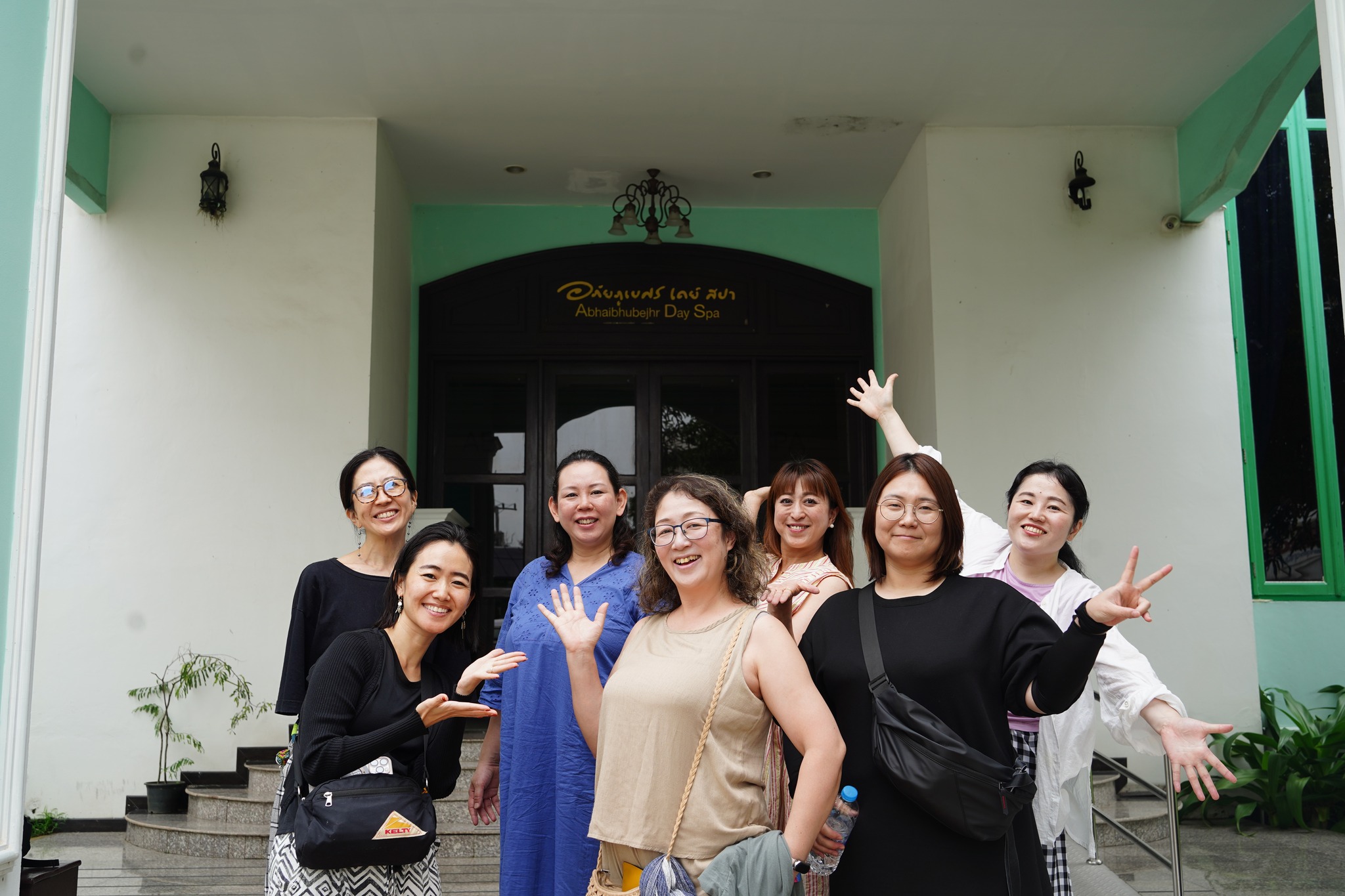 🇹🇭伝統医療にふれる旅🇹🇭2025.07.02-05お店をお休みをいただきありがとうございました️連続の投稿も読んでくれてありがとうございますお土産、たくさん用意しておりますが、帰ってからの怒涛のご予約により、残りわずかですがご来店順にお渡ししております今回のタイは、「行きたい！と思い」、毎年断念していた伝統医療に触れる旅🇹🇭といっても、2泊4日という怒涛のスケジュール。出発まで１ヶ月もないタイミングで思い切って航空券をポチり。移動は全部ひとり。16年ぶりの海外。不在のあいだの家族のご飯のことやスケジュール。困った時のお願い先。もうバタバタであっという間の出発。タイ到着後はせっかくなので限界まで街を散策！！日本語とジェスチャーでやりきってきたひとり時間みんなと合流できた2日目はほっとしました️それぞれの思いで、参加した🇹🇭伝統医療にふれる旅🇹🇭タイでは、伝統医療は今もなお大切にされており、さらに西洋医学との融合も進められています。タイマッサージは伝統的に伝わり医療としての提供もあり、ユーファイは産後に伝統医や義母や母、時にが夫が産後の母の回復を温めて助けてくれます。ルーシーダットンは、身体の動作、生きる上での基本の体力を付け、不調に対応するポーズもたくさん。そして、食は生きる上での源であり、癒しであり、養生でもある。全てやりすぎは良くないし、やらなさすぎも良くない。肩の力をふっと抜きつつも、今まで学んできたこと今まで疑問に思っていたこと、もっとこうしていきたいという道筋にもなる旅でした。シリラート病院の伝統医療体験と医学博物館アバイブーベ伝統病院　現地、参加2日のみと限られた時間。いきたいを全部詰め込んでくれたちほさん️ツアーの確定内容を見た時は、尽力してくださった愛を感じました。今回のツアーは、現地在住の方の日本人の方も参加するほどのツアーで現地で紡いだ知識や繋がりがあってこその企画で本当に濃ゆい内容で感動と学びと嬉しい限りです。無理やり詰め込んだであろうハーブエキスポは、運転手ミスタージョーに居眠りで2時間遅れのピックアップまた次回ゆっくりきた方がいいという神の導きそんな事件もいい思い出wwwwwおかげで、唯一みんなと乾杯できる日となった2日目の夜。いっぱい食べて、しゃべって、スーパー寄って、ちょっと繁華街を散歩して束の間の遊び時間を満喫しました最終日バンコクから２.5時間ほどかかるアバイブーベ病院。帰りはバンコク名物大渋滞に巻き込まれ、泣く泣くレストラン前でみなさんとお別れとっても楽しい束の間の時間久しぶりの方も初めましての方、みんなそれぞれの未来があるけどテーマが似てたりたくさんのお話を聞けてとてもいい刺激になりました。私も、アラブの店と、行けなかった店と、スコータイいきたい︎次回誰かアテンドしてねまた、日本でもタイでもぜひ会いましょうご一緒してくださって本当にありがとうございましたユーファイ協会　ちほさん！大会入賞おめでとうございます企画もありがとう！@yufaiacademy 京都の美人ゆきさん️いるだけで空間がピンク色にる@yukiminyase 京都の魔女　みえちゃん。いっつも甘やかしてくれる️@amritarose_yufai モックちゃん！！明るく天真爛漫仙台のユーファイ仲間️@mok_thaimassage まゆさん️家庭ウェルネス！みんなレシピ見てみて！すごいから！@mayu_health.care.trainer ゆうこさん️　彼女の文才は素晴らしい素敵な投稿見てみてね@bananan3 ともちゃん️学びを深める仲間！@k_s_g_t  #タイ伝統医学 #関市サロン #更年期ケア 3年ぶりの泊まりの出張。子供達️よくぞ頑張った︎FaceTimeしながら、タイの景色に感動して、泣き言ひとついわずにゲーム三昧かと思いきや、猛暑でちゃんと水筒つめて学校行ったり、帰りの遅いパパにご飯を作ったり、自分たちで生活するという成長ぶりにたまには離れてみるのもいいなと思う日々でした。