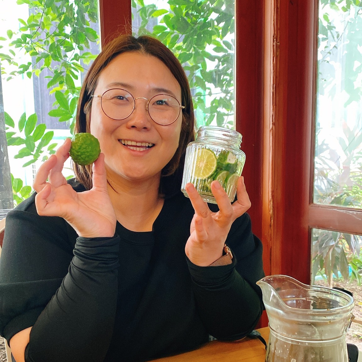 🇹🇭伝統医療に触れる旅🇹🇭　最後は医療学生によるWSが️女性のためのハーブでスペシャルエナジードリンク作りタイハーブでは欠かせない存在、こぶみかんをスライスして、たっぷりのハーブを煮出したエキスにそっと漬け込みます。ほんの少しのお塩を加えて……はい、仕込み完了あとは、発酵のチカラにおまかせです️今回使ったハーブは、「女性にエネルギーを与える」をテーマにした特別なブレンド中には、初めて聞くようなレアなハーブも。現地の方でも見分けが難しいものもあって、ひとつひとつ丁寧に手に取りながら、香りや触感、色まで確かめながら教えていただきました。完成まではあと2週間程……！待ち遠しくてたまらない、私だけのスペシャルエナジードリンクができる予定です仕込む工程も、香りも、手を動かす時間も、ぜんぶが癒しでパワーチャージになるひとときでした#タイハーブ  #発酵ハーブドリンク #女性のためのハーブ #エナジードリンク作り #タイ伝統医学 #Sunpayatiの学び #関市サロン